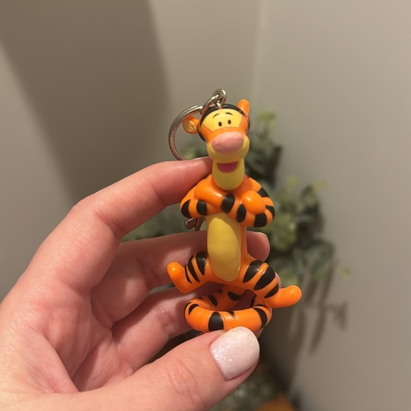 Disney Winnie The Pooh Tigger Bouncing Keychain - Picture 6 of 6